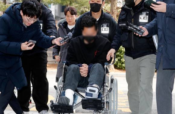 아내에게 성관계 촬영을 강요하거나 성인방송을 하게 한 등의 혐의로 구속영장이 청구된 30대 전직 군인이 구속 전 피의자 심문(영장실질심사)에 출석하기 위해 4일 오후 인천 미추홀구 인천지법에서 이동하고 있다. 2024.02.04. [사진=뉴시스]