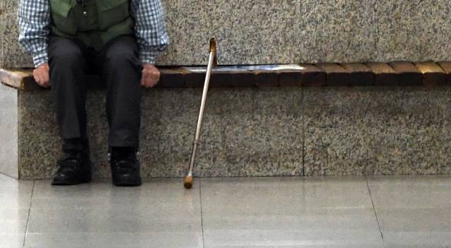 ▲ 춘천지하상가 벤치에 한 노인이 홀로 앉아 있다. [강원도민일보 자료사진]