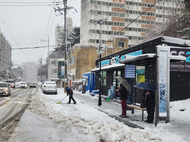 ▲ 강원산지와 동해안을 중심으로 대설특보가 발령된 지난 22일 강릉지역에 많은 눈이 내려 시민 등이 출근길 불편을 겪었다. [강원도민일보 자료사진]