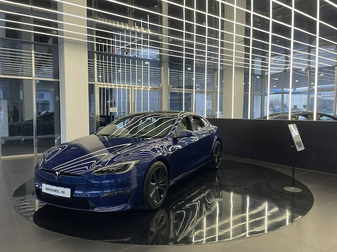 지난 20일 테슬라 인천 서비스센터 로비에 전시된 모델S. 대기하는 고객들이 직접 타볼 수 있다. /백수전 기자