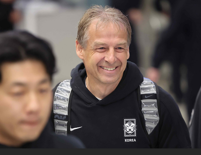 위르겐 클린스만 감독이 아시안컵을 마치고 2월 8일 인천공항을 통해 입국하고 있다. 연합뉴스