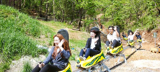 Visitors enjoy the Mancheonha Alpine Coaster. (Mancheonha Skywalk)