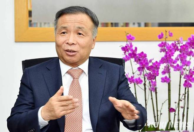 한진환(사진) 서울서문교회 은퇴목사가 23일 '킹덤 프리칭 아카데미' 원장에 취임했다. 한진환 목사는 17년간 서울서문교회 사역을 성공적으로 마치고 후배 목회자들의 설교 역량 함양을 위해 설교연구원인 킹덤 프리칭 아카데미를 설립했다.&nbsp;