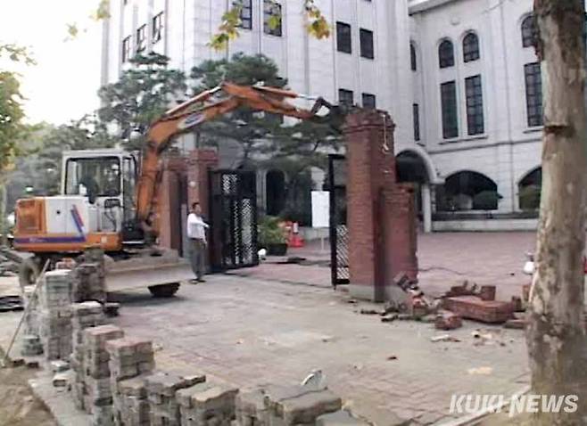 '담장 허물고 이웃과 소통에 나서다'2008년 봄 서울서문교회는 교회당을 둘러싸고 있던 담장을 허물고 지역사회와 소통에 나섰다. 이후 서문교회는 가을 음악회를 열어 주민들에게 하나님의 사랑을 전하고 사랑의 바자회를 열어 지역 주민과 소통하고 더욱 적극적으로 어려운 이웃을 돌보고 사랑으로 품었다.(자료사진=서울서문교회 제공)