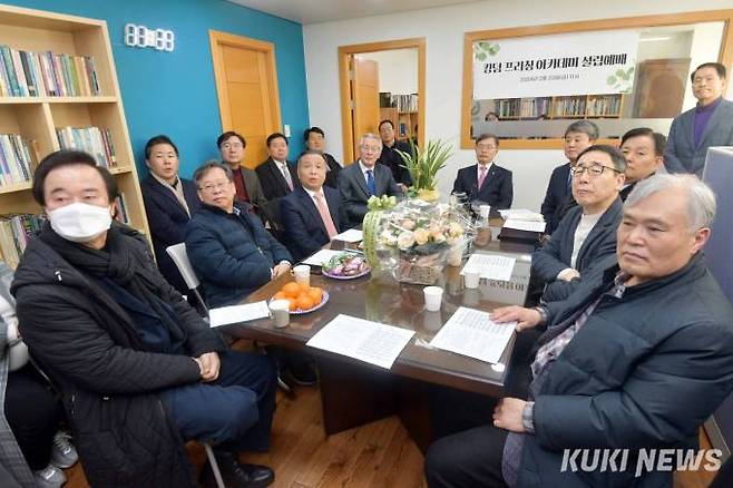 23일 오전 킹덤 프리칭 아카데미 설립예배에서 한진환 원장이 설교연구원의 비전에 대해 설명하고 있다.