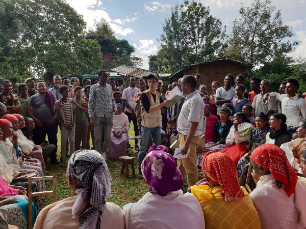 박한영 과장이 에티오피아 자비테흐난 지역에서 주민들에게 저축그룹 활동에 대해 설명하는 모습.  월드비전 제공