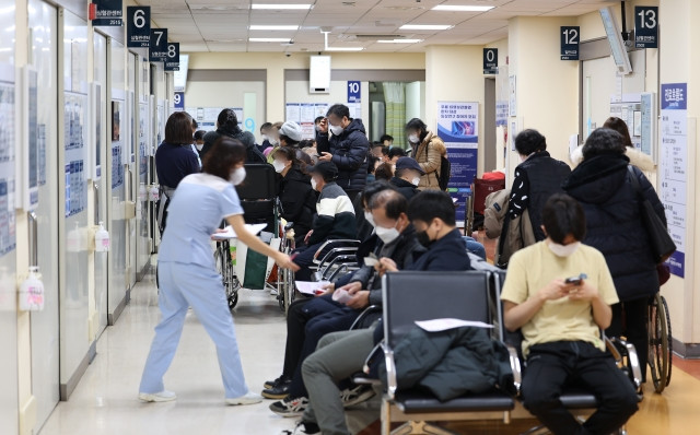 정부의 의대 정원 증원 정책에 반발한 전공의들의 집단행동 사흘째인 지난 22일 오전 서울의 한 공공 병원이 외래 환자들로 붐비고 있다. 연합뉴스