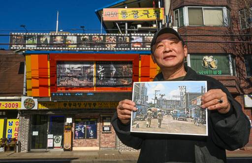 동두천시 생연동에 위치한 ‘동광극장’ 고재서 대표가 극장 앞에서 옛 동광극장 사진을 들고 웃고 있다. 조주현기자