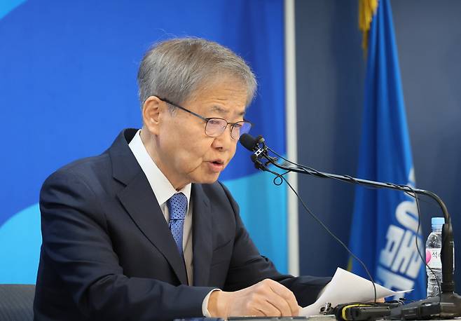 공천 결과를 발표하는 임혁백 민주당 공천관리위원장 / 사진=연합뉴스