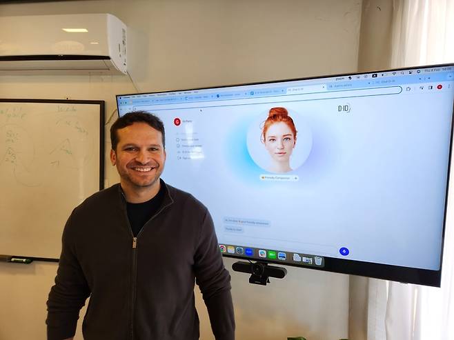 지난 8일 이스라엘 텔아비브 DiD 본사에서 만난 길 페리 공동창업자가 매일경제신문과 만나 자사의 ‘디지털 휴먼’을 소개하고 있다. [김상준 기자]