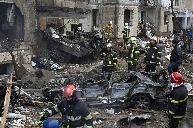 지난 1월2일 우크라이나 키이우에서 소방관들이 러시아의 공격으로 화재가 발생한 아파트 건물의 잔불을 정리하는 모습. 러시아가 우크라이나 주요 도시에 드론과 미사일을 동원한 대규모 공습을 퍼부어 100명 넘는 사상자가 발생했다. /사진=뉴시스(AP)