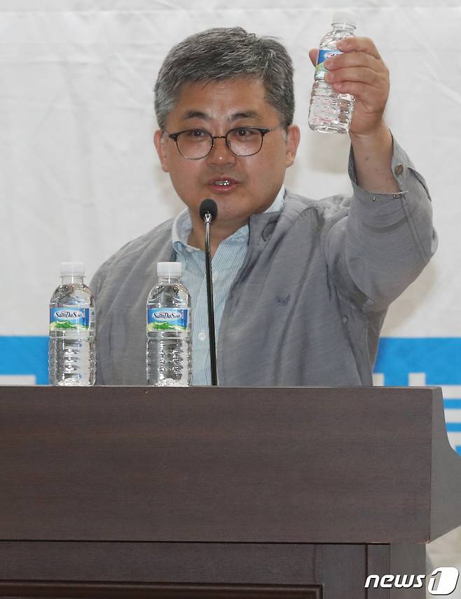 (서울=뉴스1) 송원영 기자 = 1985년 미국문화원 점거사건을 주도한 함운경 국민동행 전북지부 대표가 28일 서울 여의도 국회 의원회관에서 열린 국민의힘 국민공감 열한번째 공부모임에서 '후쿠시마 원전 처리수를 둘러싼 과학과 괴담의 싸움 ? 어민과 수산업계의 절규를 듣다'라는 주제의 강연을 하고 있다.    함 대표는 현재 고향인 전북 군산에서 횟집 '네모선장'을 운영하고 있다. 2023.6.28/뉴스1  Copyright (C) 뉴스1. All rights reserved. 무단 전재 및 재배포 금지.