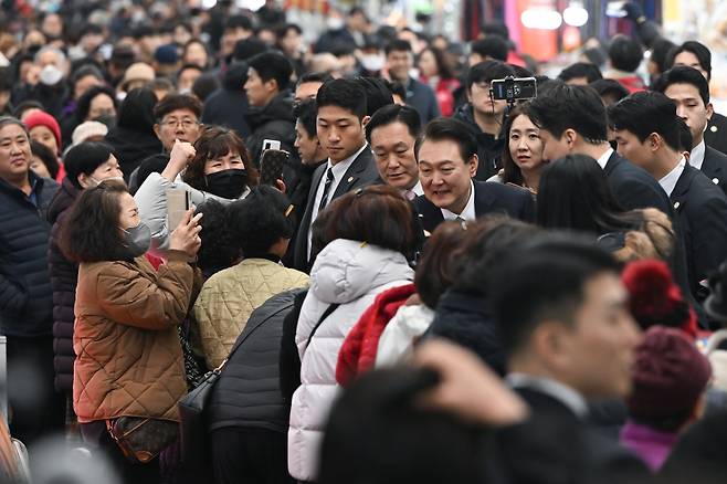 윤석열 대통령이 지난 22일 경남 창원시 마산합포구 마산어시장을 찾아 시민들과 인사하고 있다. [연합]