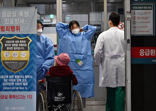 이른바 ‘빅5’ 병원의 전공의들이 집단으로 병원 현장을 떠나면서 ‘의료공백’이 현실로 나타난 가운데 지난 21일 오전 서울 시내 한 대형병원 응급실이 환자와 의료진으로 붐비고 있다. 이상섭 기자