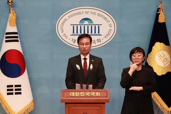 최춘식 국민의힘 의원이 23일 국회 소통관에서 기자회견을 열고 22대 총선 불출마 선언을 하고 있다. [최춘식 의원실 제공]