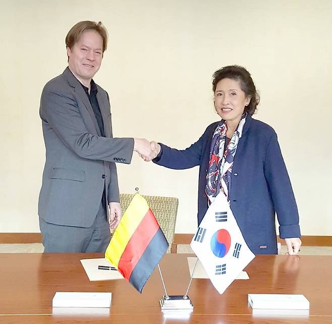 올림픽이 열린 평창의 대관령 음악제의 품격을 높이기로 협약하고 있는 얀 보글러 드레스덴음악제 예술감독과 평창대관령음악제 정명화 예술감독