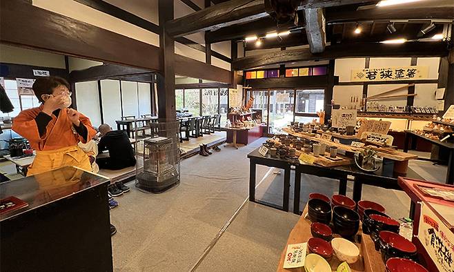유노쿠니노모리 공예 마을. 박물관이라고 하기에는 넓은 부지에 이시카와현의 다양한 공예품을 만날 수 있는 100년 된 전통 가옥 20여채가 있다.