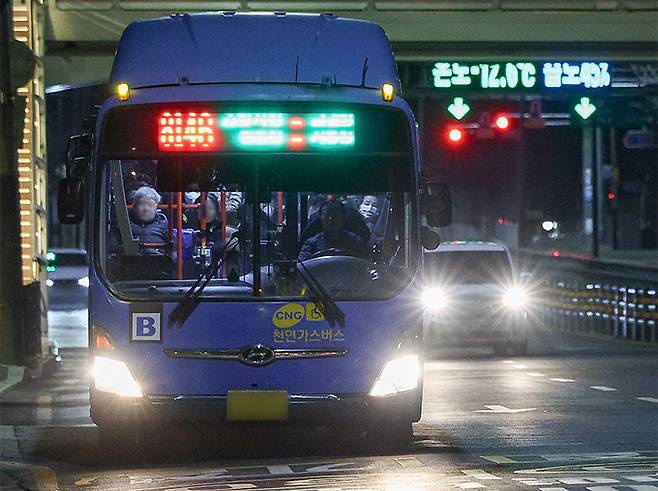 서울 노원구 7단지영업소 정류장에서 출발한 8164번 버스가 손님들을 태운 채 새벽 도로를 달리고 있다. 최상수 기자