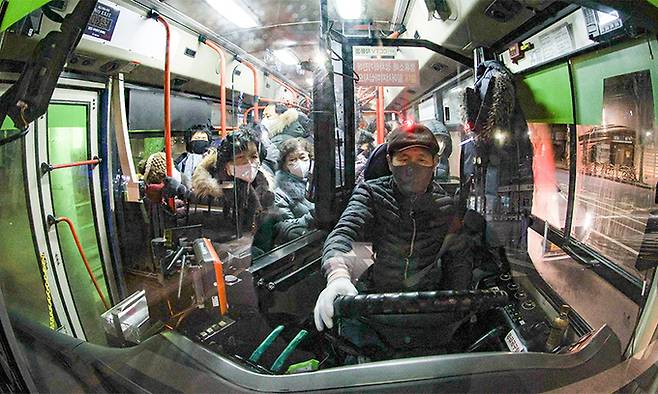 윤종수 기사가 서울 노원구 7단지영업소 정류장에서 출발한 8164번 버스를 운행하고 있다. 최상수 기자