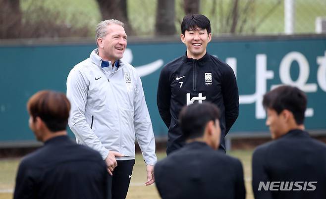 손흥민(오른쪽)과 쾨프케 골키퍼 코치가 지난해 3월 22일 경기 파주시 축구 국가대표 트레이닝센터(NFC)에서 훈련 전 대화를 나누고 있다. /사진=뉴시스