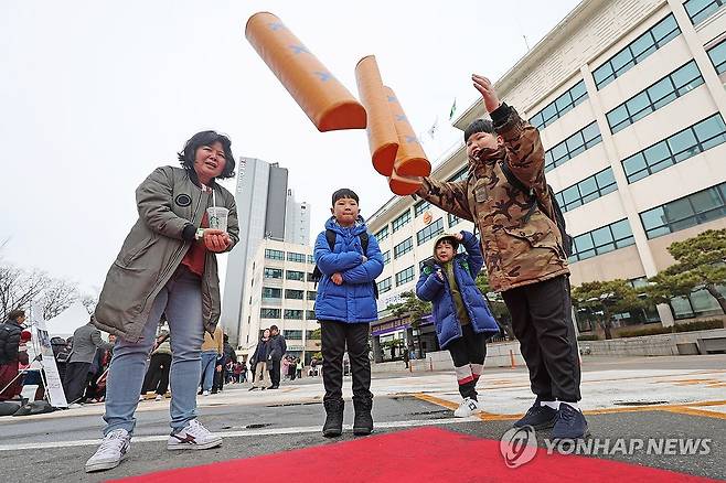 정월대보름 즐기기 (서울=연합뉴스) 임화영 기자 = 24일 서울 동작구청에서 열린 2024 정월대보름 전통 문화행사를 찾은 시민들이 체험놀이를 하고 있다. 2024.2.24 hwayoung7@yna.co.kr