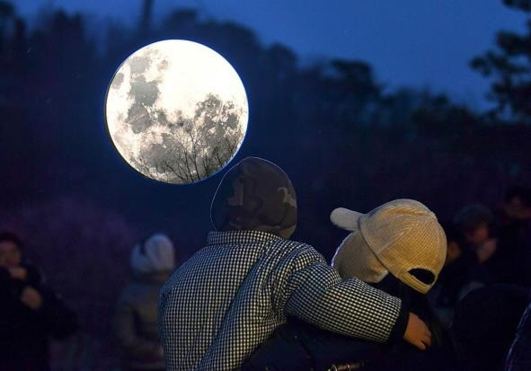 대형 LED 달 모형 바라보는 시민들 [김포시 제공. 재판매 및 DB 금지]