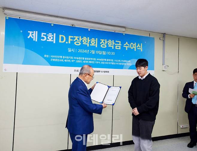 조민우(20)씨가 지난 19일 서울 서대문구 사랑의장기기증운동본부 사무실에서 열린 장학금 수여식에서 장학금을 전달받고 있다.(사진=사랑의장기기증운동본부)