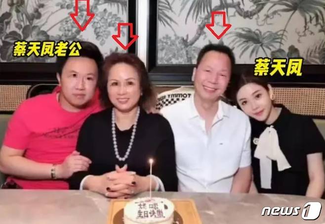 애비 초치 전 남편과 시부모. 왼쪽부터 전 남편 알렉스 꿩, 시어머니 리루이샹, 시아버지 꿩카우, 애비 초이. (SNS 갈무리)