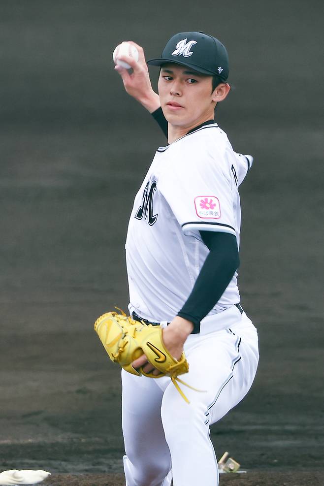 25일 일본 오키나와현 이토만시 니시자키 야구장에서 열린 롯데 자이언츠와 지바롯데의 연습경기. 1회초 지바롯데 선발투수 사사키 로키가 역투하고 있다. 오키나와 | 연합뉴스