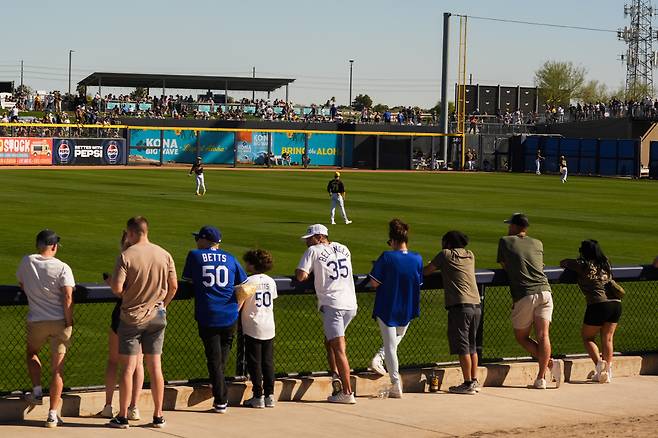 24일(한국시각) 캐멀백랜치를 찾은 팬들이 우측 외야 펜스에 기대어 LA 다저스와 샌디에이고 파드리스 경기를 보고 있다. AP연합뉴스