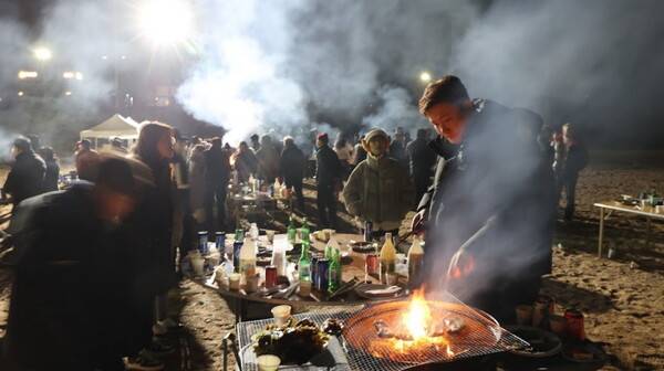 주민들이 구운 돼지고기을 안주삼아 술잔을 나누고 있다.&nbsp;