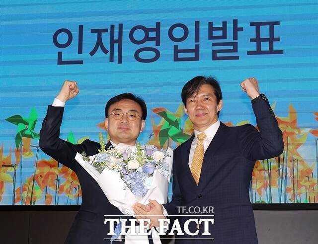 가칭 '조국신당' 인재영입위원장을 맡은 조국 전 법무부 장관이 25일 '조국신당 창당준비위원회 인재영입 발표식'에서 1호 영입인사인 신장식 변호사와 기념촬영을 하고 있다. /뉴시스