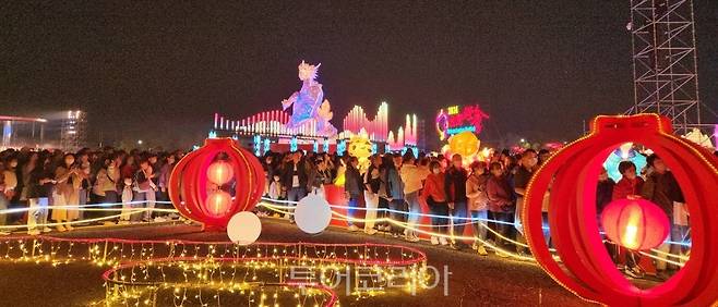 '타이완 등불축제'가 오늘(24일) 점등식을 갖고 개막, 오는 3월 10일까지 빛의 향연을 펼치며 관광객들의 발길을 유혹한다.