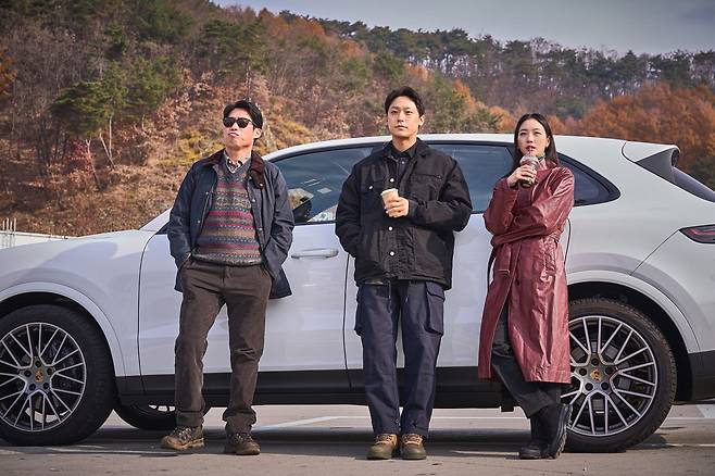 영화 '파묘'의 한 장면. 장의사 영근(유해진), 무당 봉길(이도현)과 화랑(김고은)이 차량 앞에 서 있다. /쇼박스