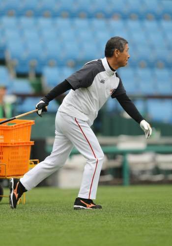 2015년 한화 감독 시절의 김성근 감독이 이를 악물고 펑고를 치고 있다. 한화 제공