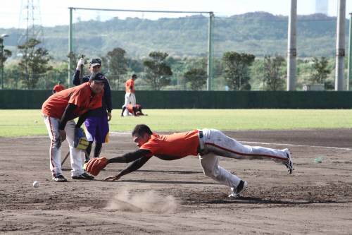 김성근 감독의 펑고를 받고 있는 당시 한화 2루수 정근우. 유니폼이 흙투성이가 될 때까지 펑고는 멈추지 않았다.  한화 제공