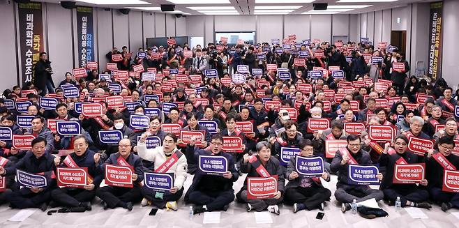 정부의 의과대학 입학 정원 확대 정책에 반대하는 대한의사협회(의협) 산하 전국 16개 시·도 의사들이 25일 오후 서울 용산구 의협회관에서 열린 ‘의대정원 증원 저지를 위한 전국 의사 대표자 확대회의‘에서 구호를 외치고 있다. 2024.2.25./뉴스1