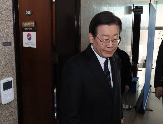 이재명 더불어민주당 대표가 23일 국회 당대표회의실에서 단식농성 중인 노웅래 의원을 면담한 뒤 나서고 있다. 연합뉴스.