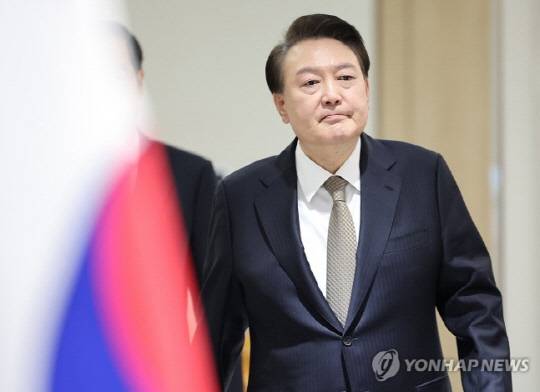 윤석열 대통령이 20일 서울 용산 대통령실 청사에서 열린 국무회의에 입장하고 있다. 사진 연합뉴스