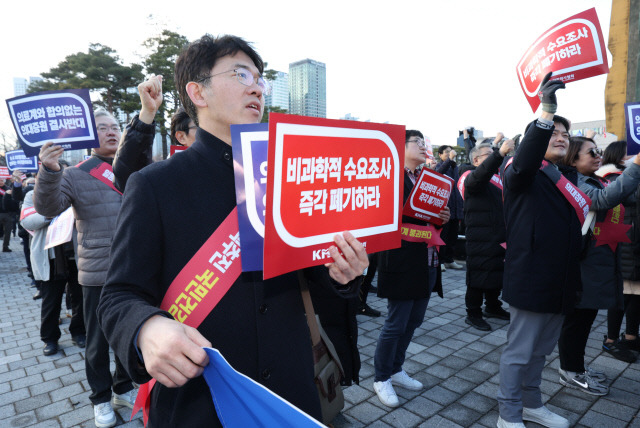 대한의사협회 의대정원 증원 저지 비상대책위원회가 25일 오후 서울 용산구 대통령실 앞에서 연 '전국 의사 대표자 확대 회의 및 행진 행사'에서 참가자들이 구호를 외치고 있다. 연합뉴스