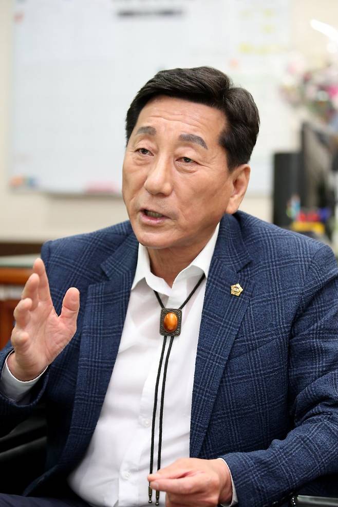 이봉락 인천시의회 의장이 18일 의회 정상 운영 방안과 앞으로의 계획 등에 대해 설명하고 있다. 인천시의회 제공