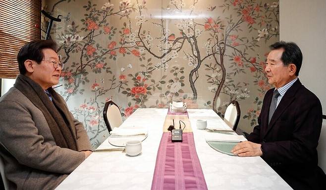 이재명 더불어민주당 대표와 정세균 전 국무총리가 지난해 12월28일 서울 종로구의 한 음식점에서 오찬 회동을 하고 있다. 연합뉴스