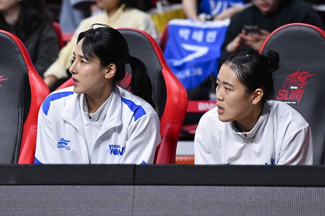 25일 부산 BNK 썸전에서 결장한 우리은행 김단비(왼쪽)와 이명관. 사진=WKBL