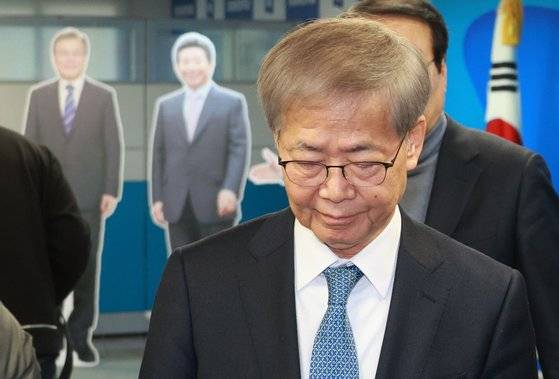 더불어민주당 임혁백 공천관리위원장이 25일 서울 여의도 더불어민주당 중앙당사에서 공천심사결과를 발표한 뒤 밖으로 나서고 있다. 연합뉴스