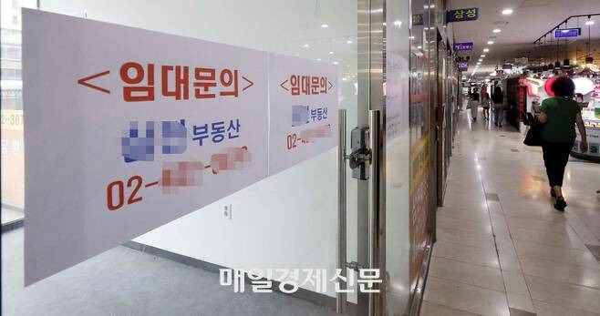 지난해 휴·폐업한 공인중개사무소가 2019년 이래 가장 많은 수치를 기록한 가운데 서울 시내 한 공인중개업소 전면 유리에 임대 문의를 알리는 안내판이 붙어 있다. [김호영 기자]