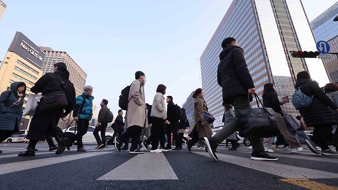 지난 13일 오전 출근길에 오른 시민들이 서울 광화문 네거리 횡단보도를 건너고 있다. [사진 = 연합뉴스]