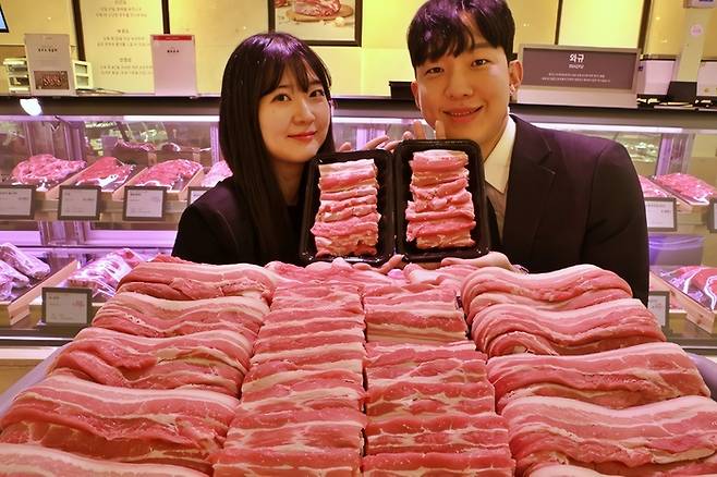 서울 중구 롯데백화점 본점 지하 1층 식품관에서 모델들이 ‘제주돼지 삼겹살’을 홍보하고 있다. <사진=롯데백화점>