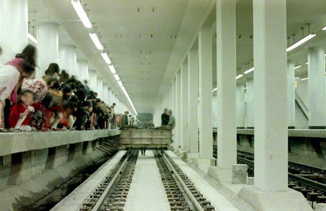서울 지하철 개통 이전인 1973년 지하철 역내를 찾은 어린이들이 신기한 듯 선로에 붙어 역사를 구경하고 있다. [국가기록원]