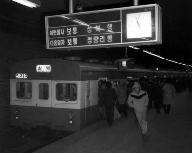 1978년 1월 서울역에서 시민들이 지하철 1호선을 탑승하고 있다. [국가기록원]