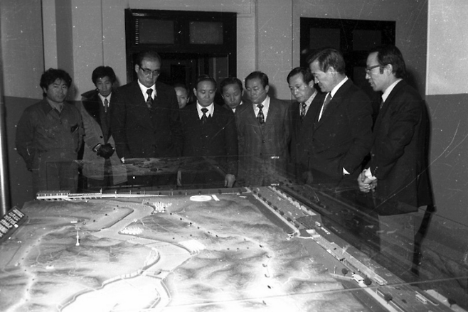 1978년 2월 착공을 앞둔 서울 지하철 2호선의 모형을 서울시청 관계자들이 살펴보고 있다. 모형에는 착공되는 강남구간과 함께 강남구간 완공 후 착공될 강북선의 선로를 그대로 표시하여 40개 지하철역 위치까지 표시되었다. [서울기록원]